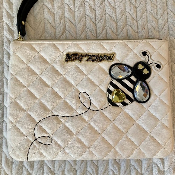 Betsey Johnson Handbags - 🐝 BETSEY JOHNSON 🐝 wristlet clutch